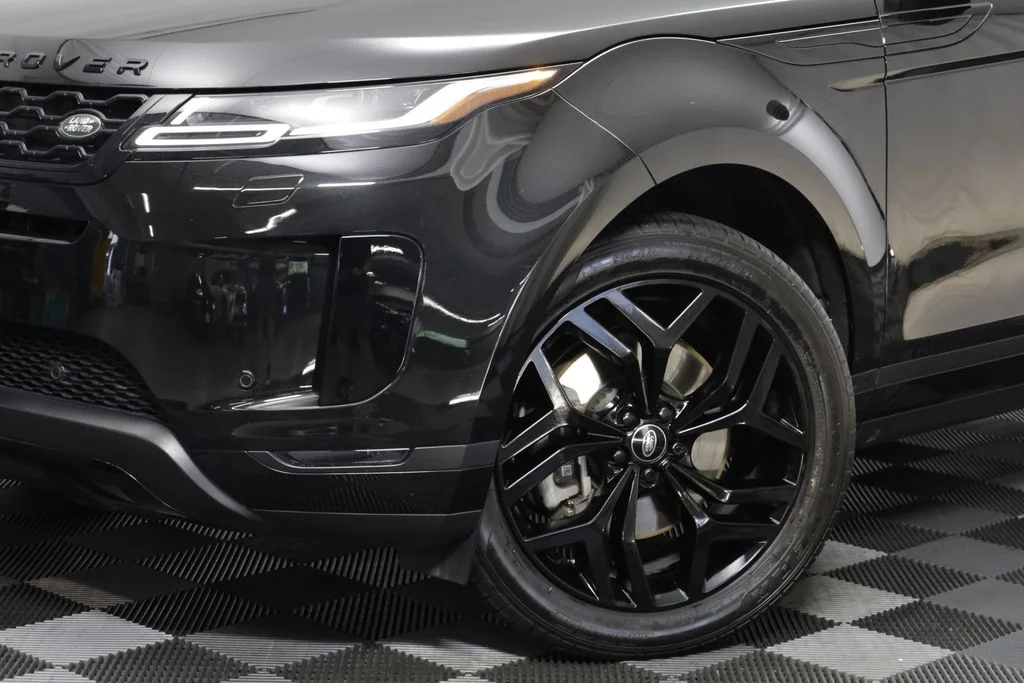 Used 2023 Black Land Rover SE image 3