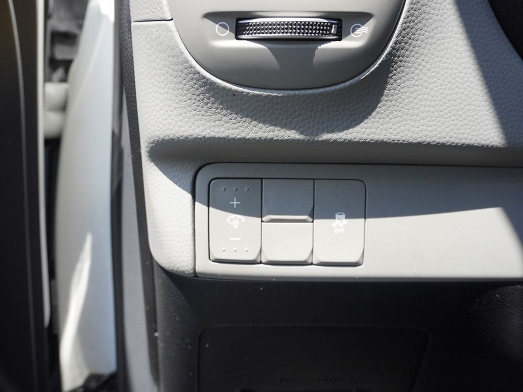 Used 2018 White Kia Base image 28