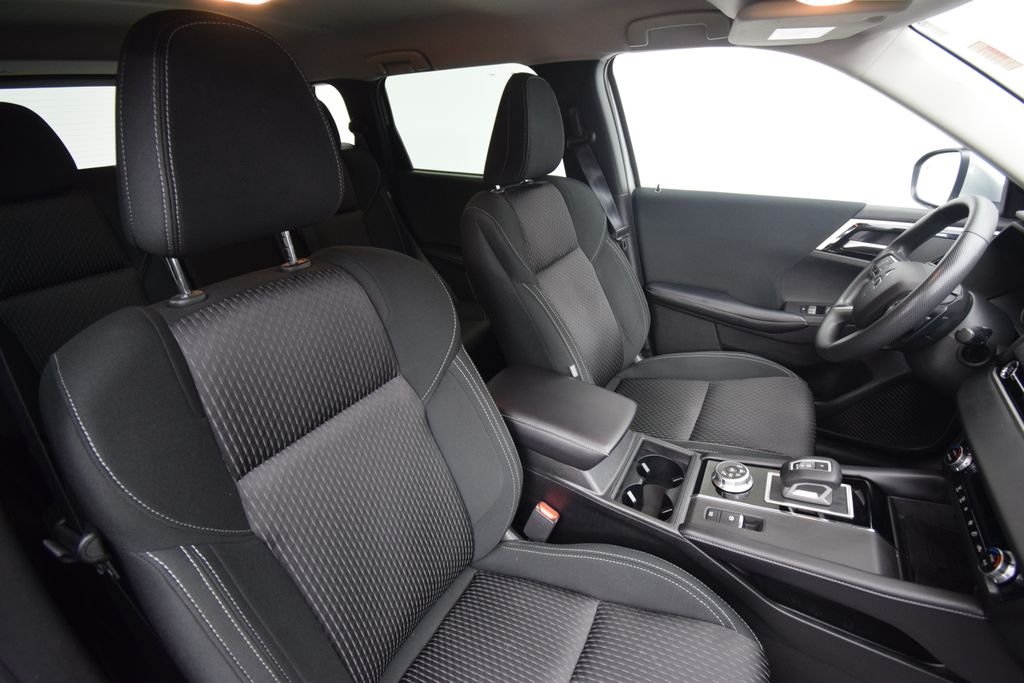 Used 2022  Mitsubishi ES image 13