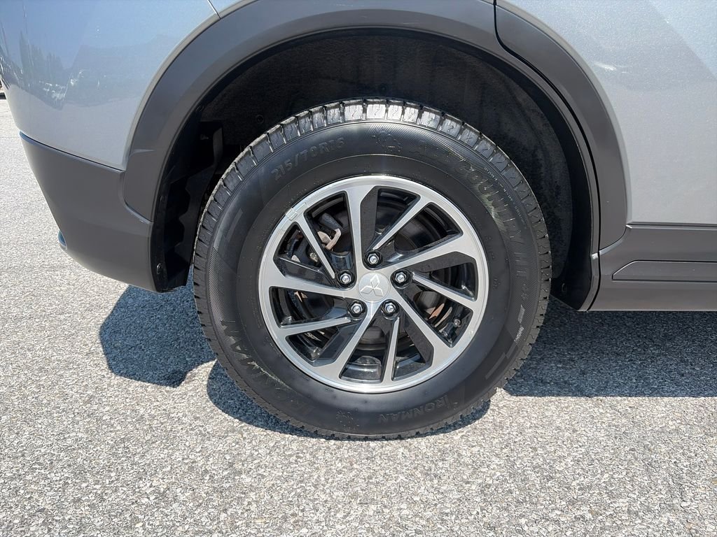 Used 2020 Silver Mitsubishi ES image 39