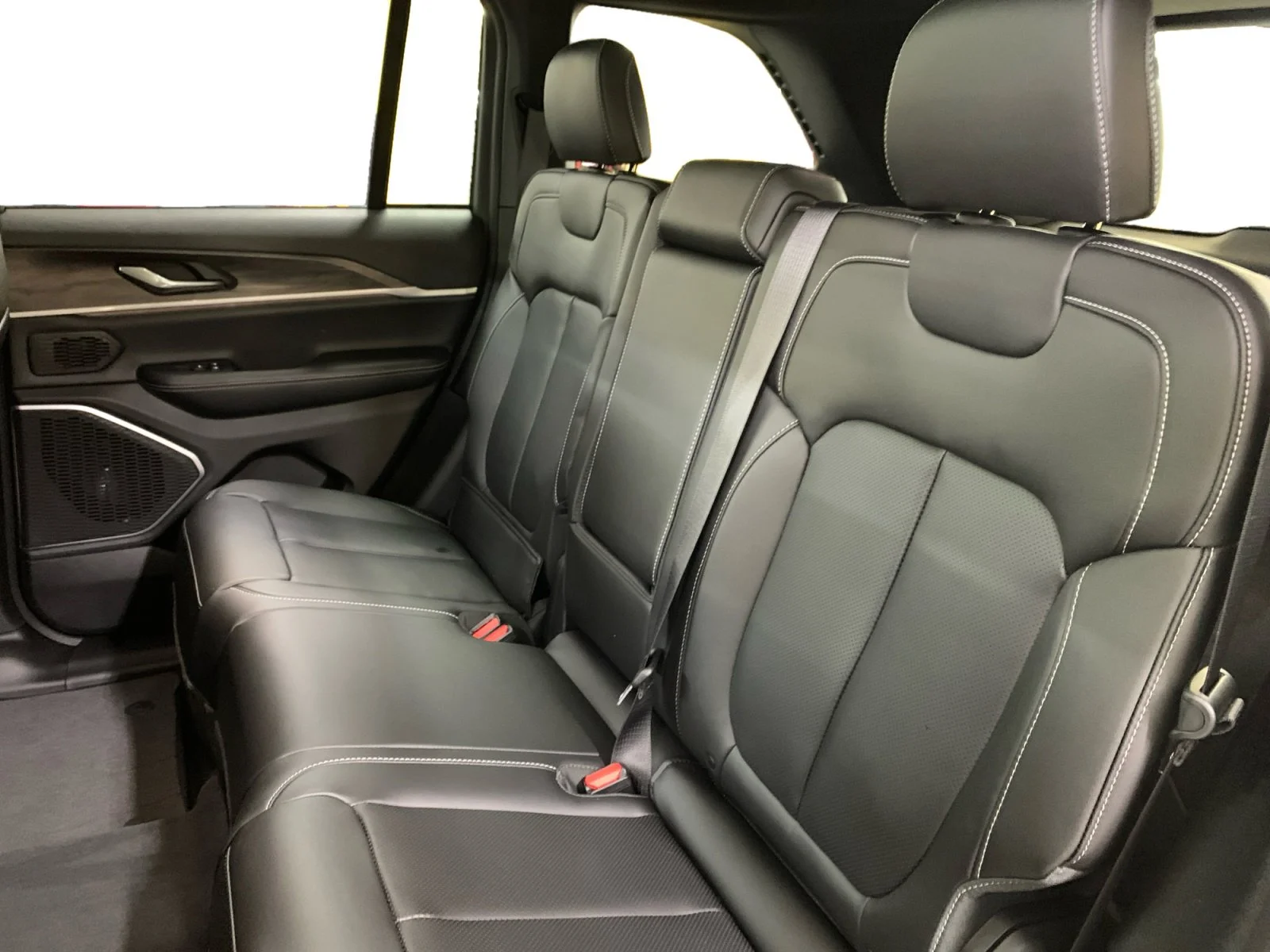 New 2026 Diamond Black Crystal Pearl Jeep Limited image 16