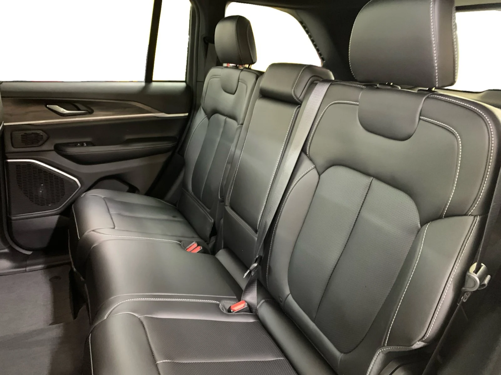 New 2026 Diamond Black Crystal Pearl Jeep Limited image 16