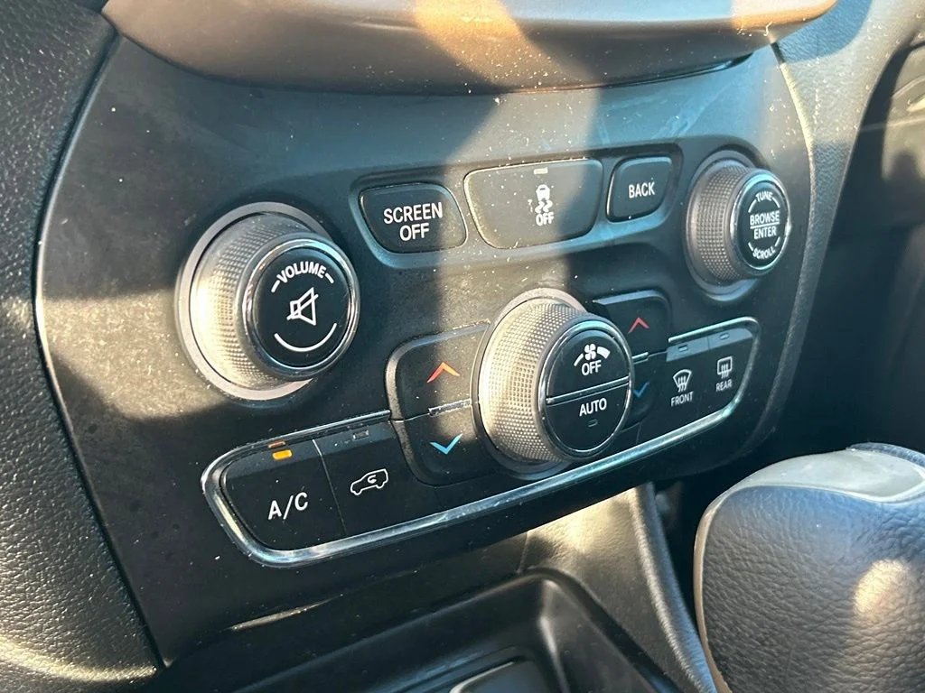 Used 2015 Brilliant Black Crystal Pearlcoat Jeep Latitude image 34
