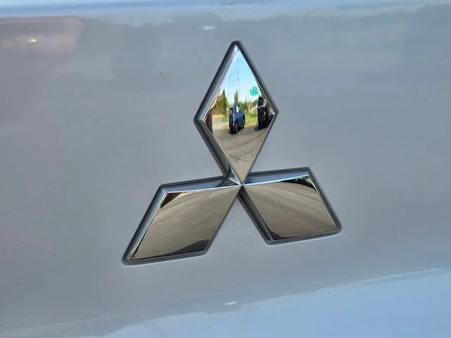 Used 2025 White Mitsubishi SE image 17