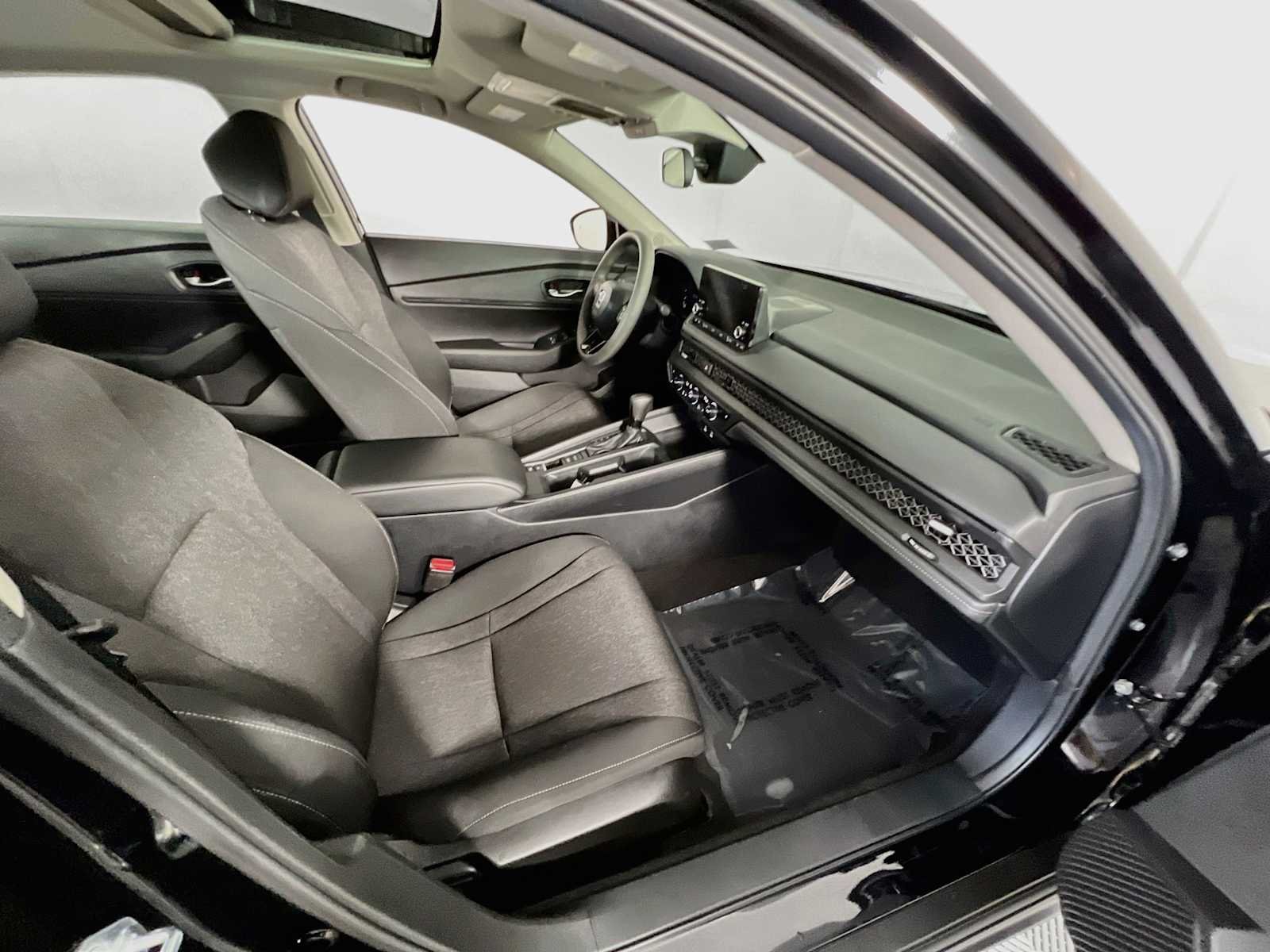 Used 2025 Crystal Black Pearl Honda SE image 29