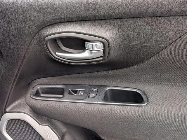 Used 2019 White Jeep Latitude image 35