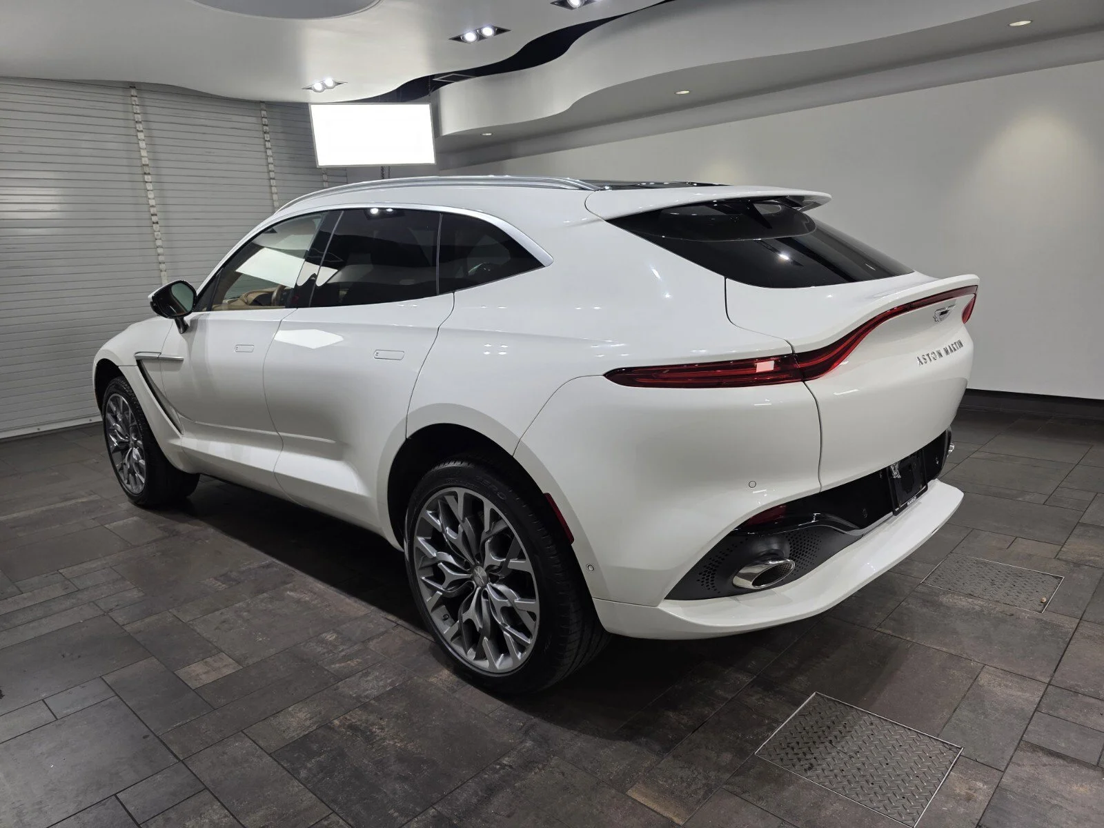 Used 2022 Stratus White Gloss Aston Martin 550 image 2