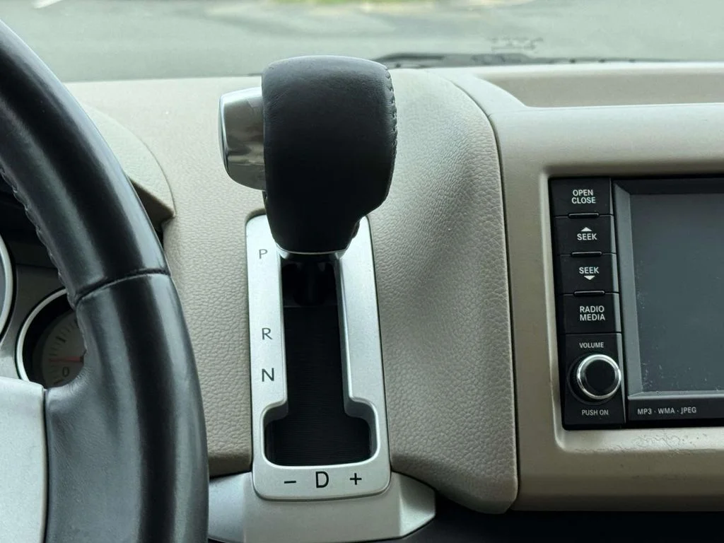Used 2010 White Volkswagen SE image 21