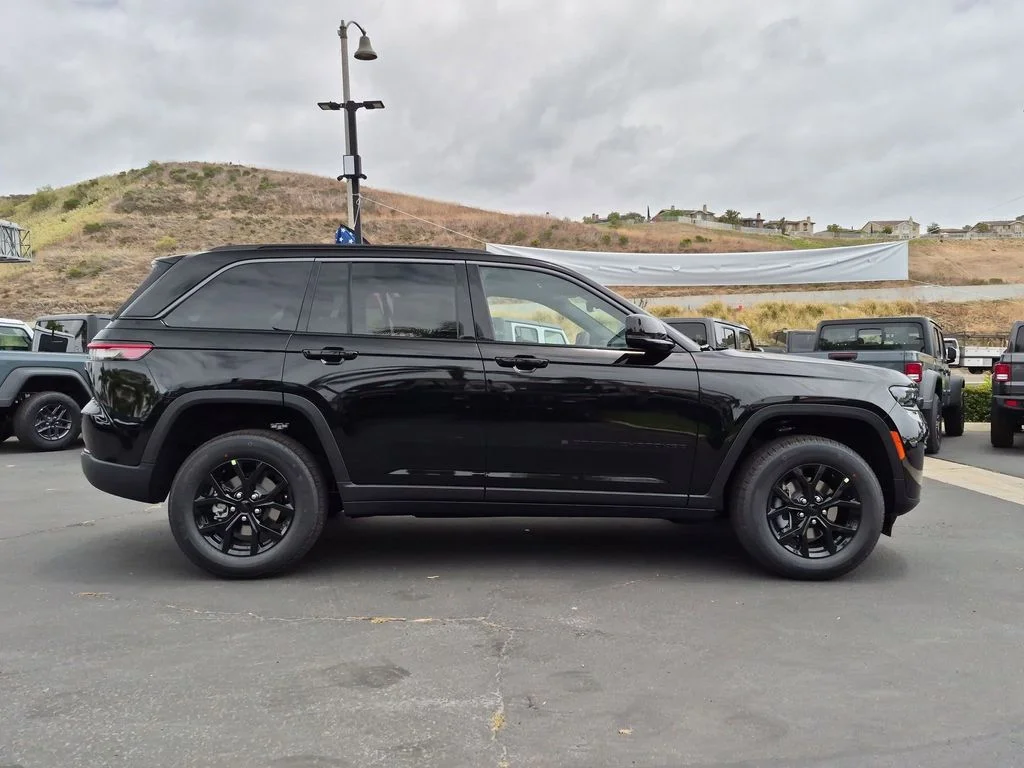 New 2026 Diamond Black Crystal Pearl-Coat Exterior Paint Jeep Altitude image 4