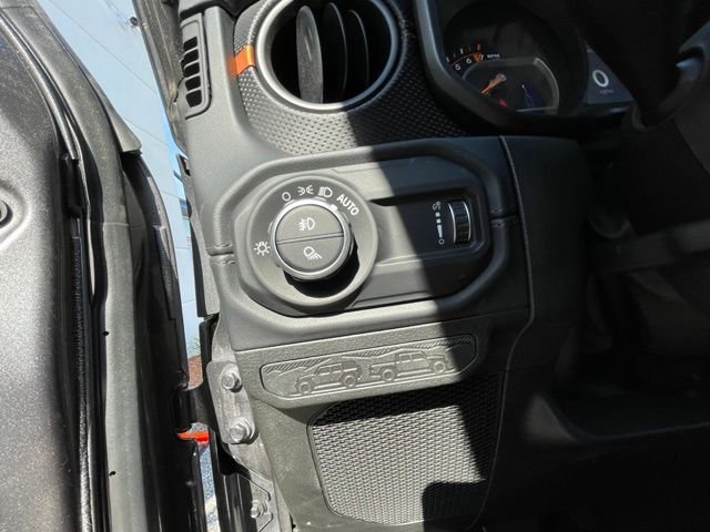 Used 2025 Granite Crystal Clearcoat Metallic Jeep Mojave image 16