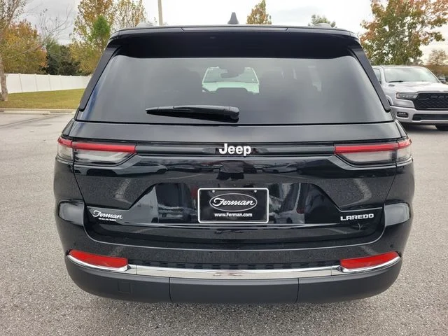 New 2025 Diamond Black Crystal Pearl-Coat Exterior Paint Jeep Laredo X image 10