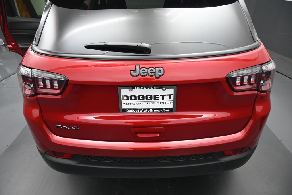 New 2026 Red Hot Pearlcoat Jeep Latitude image 10