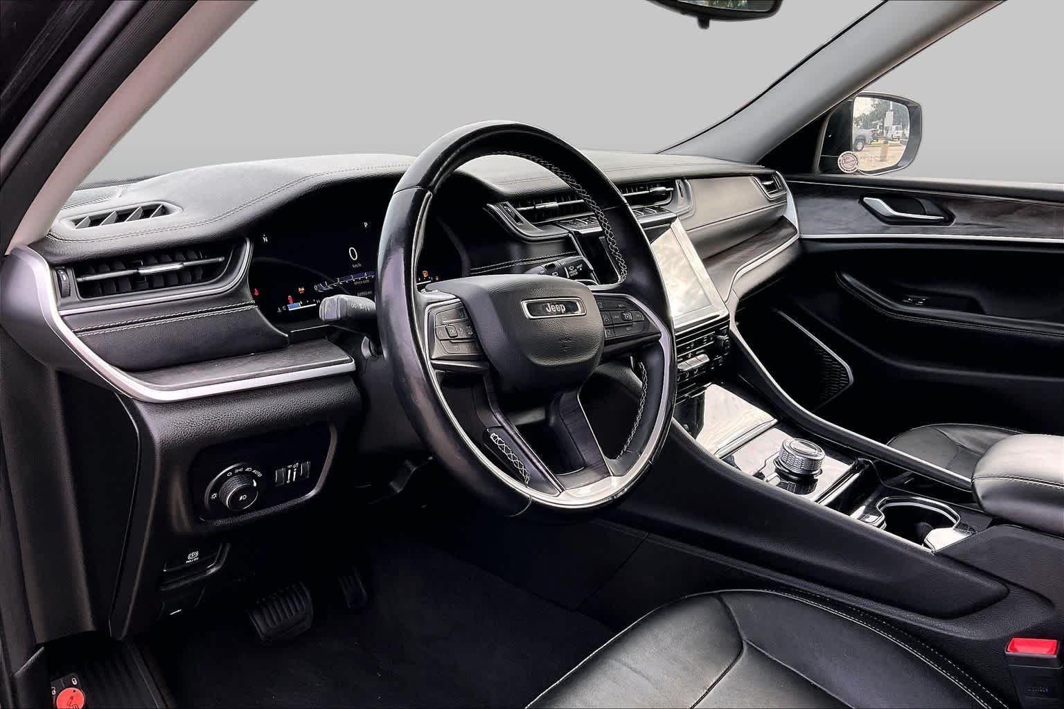 Used 2022 Diamond Black Crystal Pearlcoat Jeep Limited image 17