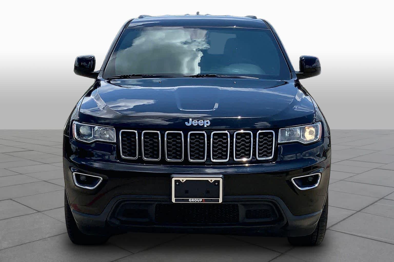 Used 2018 Diamond Black Crystal Pearlcoat Jeep Laredo image 4