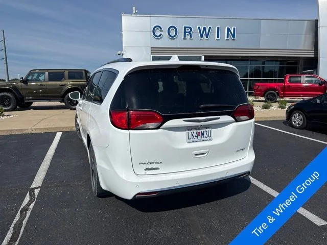 Used 2017 Bright White Clearcoat Chrysler Limited image 6