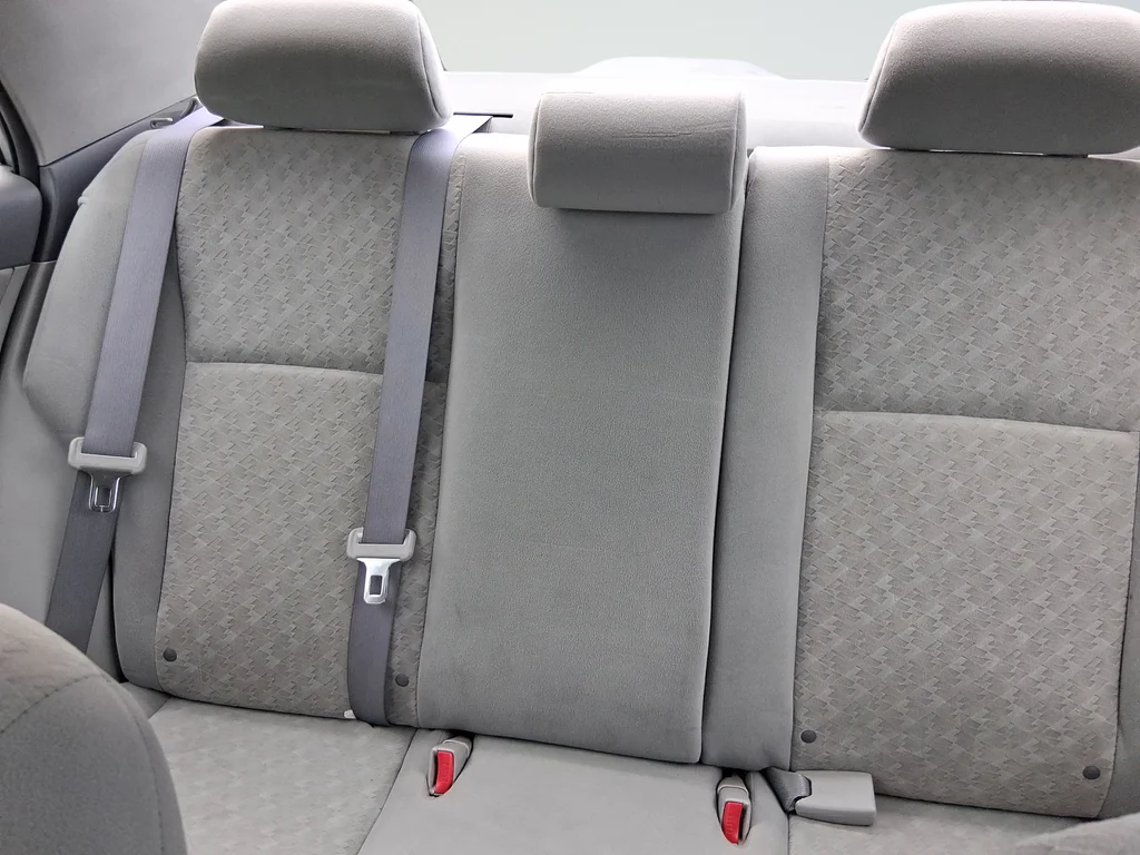 Used 2009 Silver Toyota LE image 27