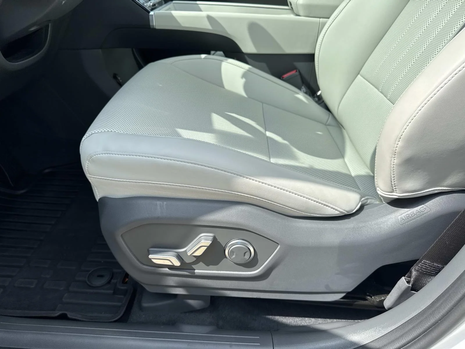 Used 2025 Serenity White Hyundai SEL image 16