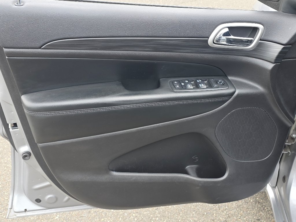 Used 2019 Billet Silver Metallic Clear Coat Jeep Altitude image 33