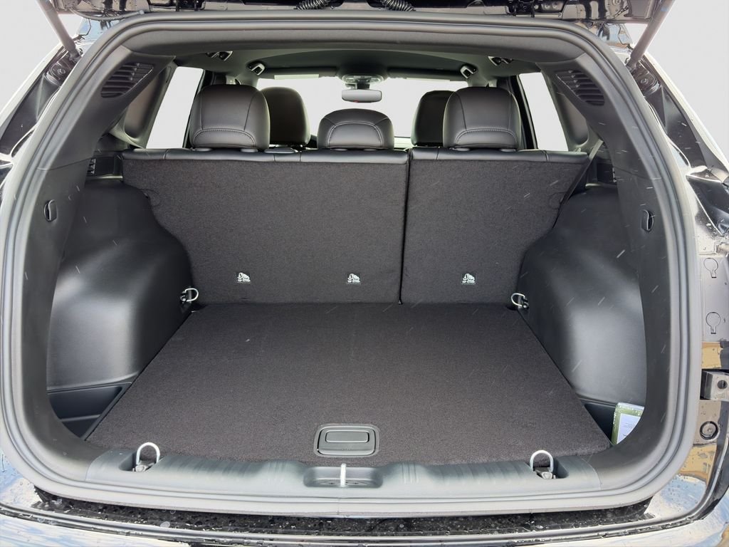 New 2026 Diamond Black Crystal Pearlcoat Jeep Latitude image 20