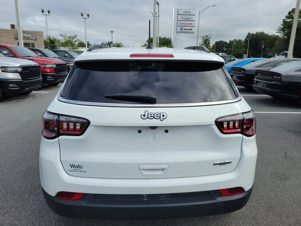 Used 2022 White Jeep Latitude image 10