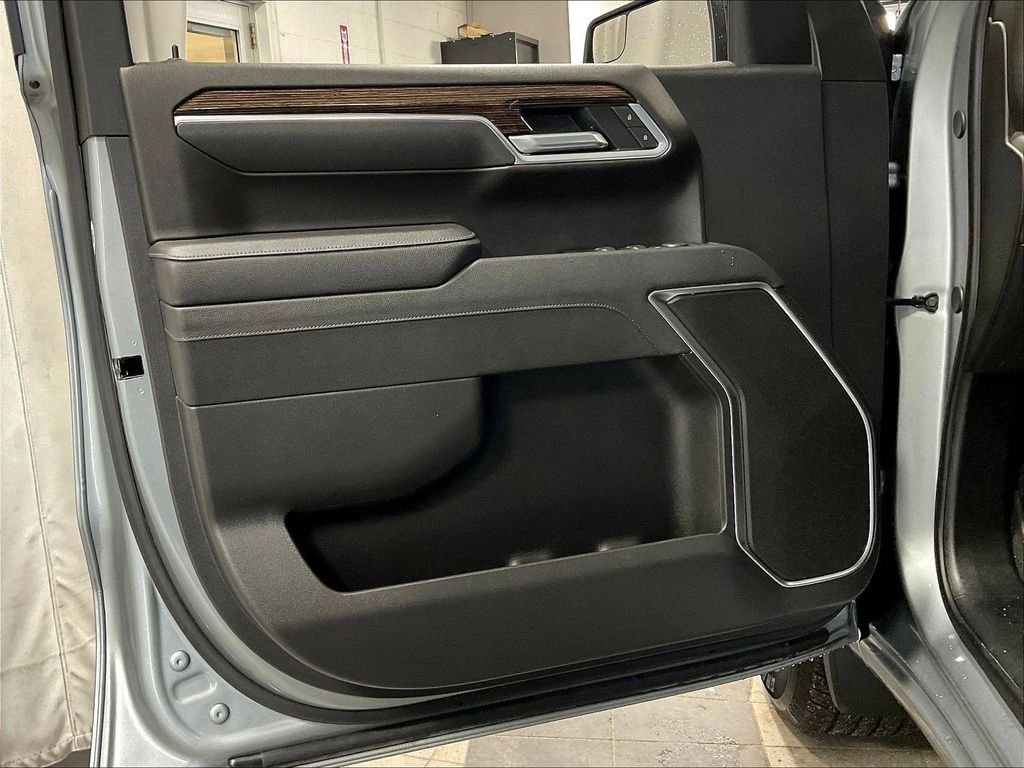 Used 2025 Gray GMC Elevation image 9