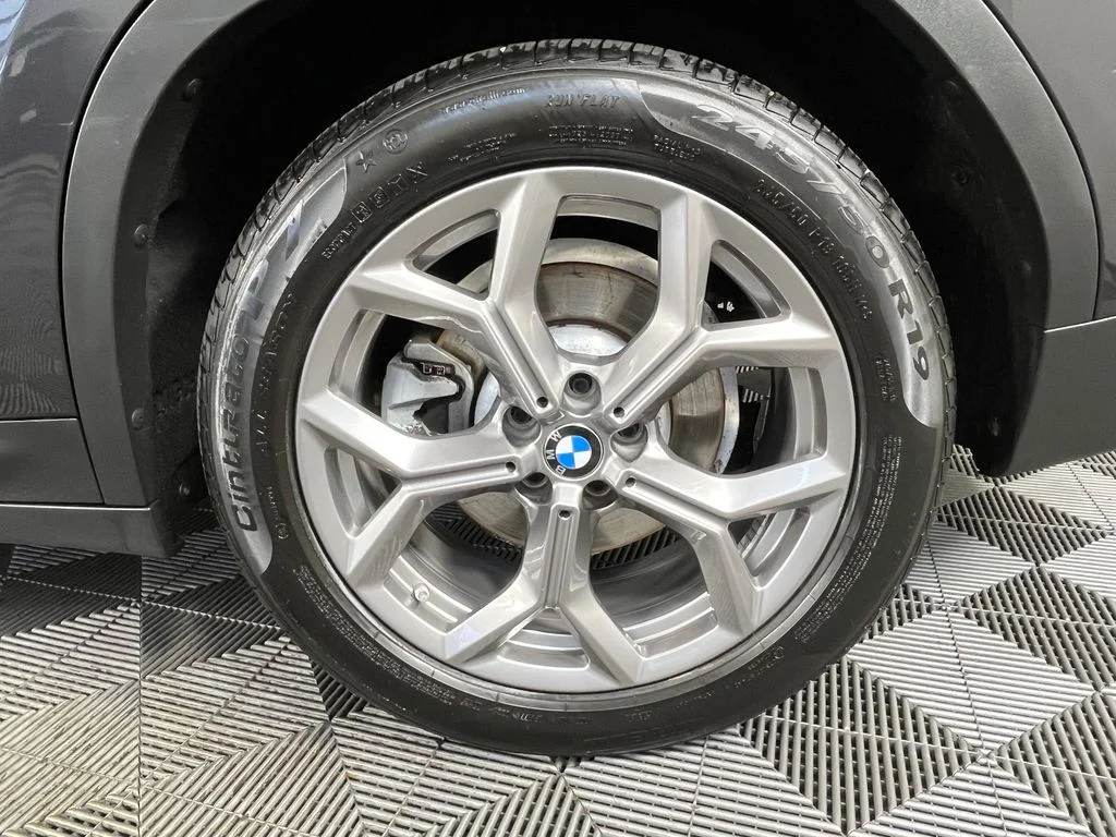 Used 2024 Gray BMW xDrive30i image 12