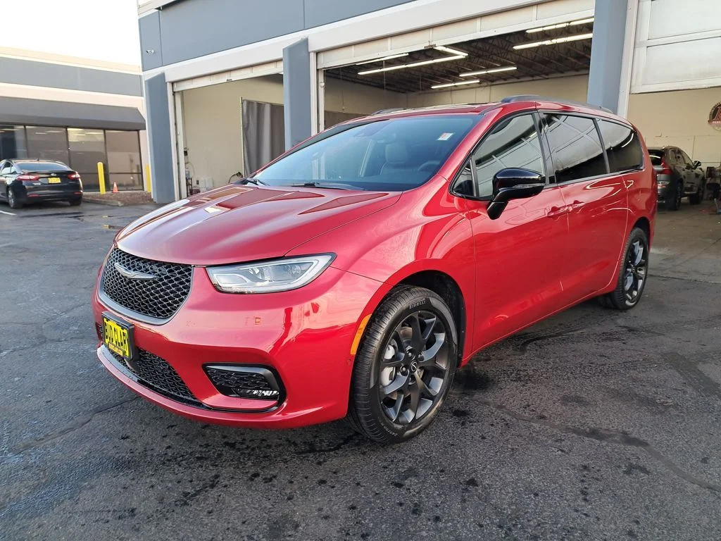 2026 Chrysler Pacifica Limited AWD's photo