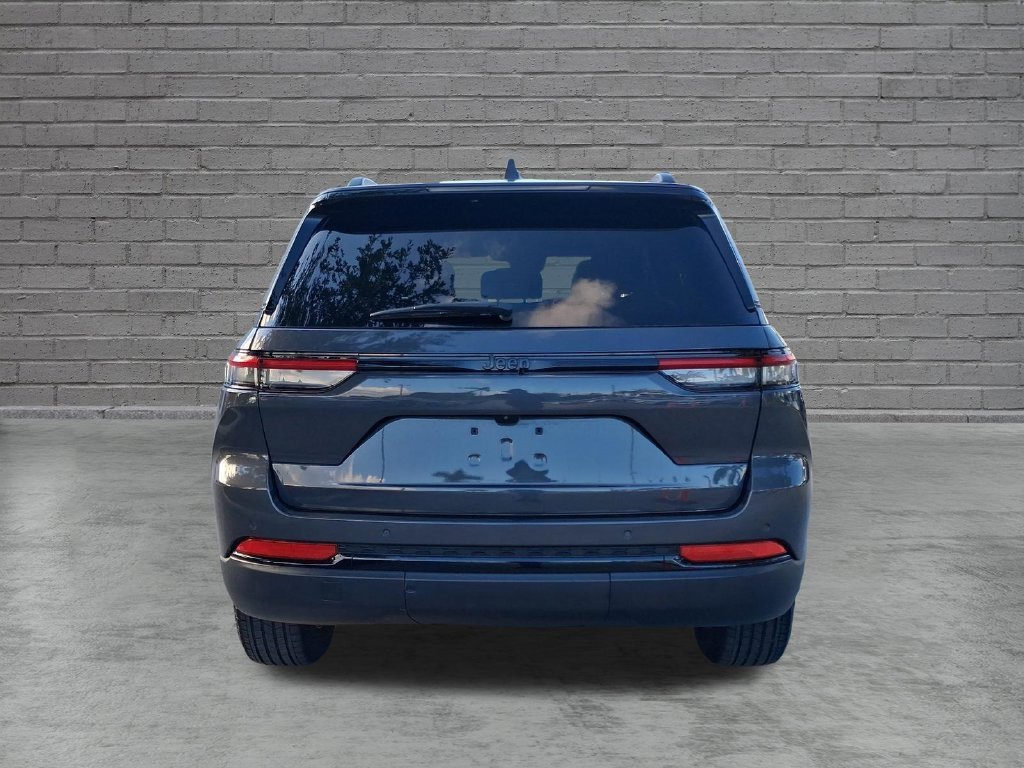 Used 2024 Gray Jeep Altitude X image 9