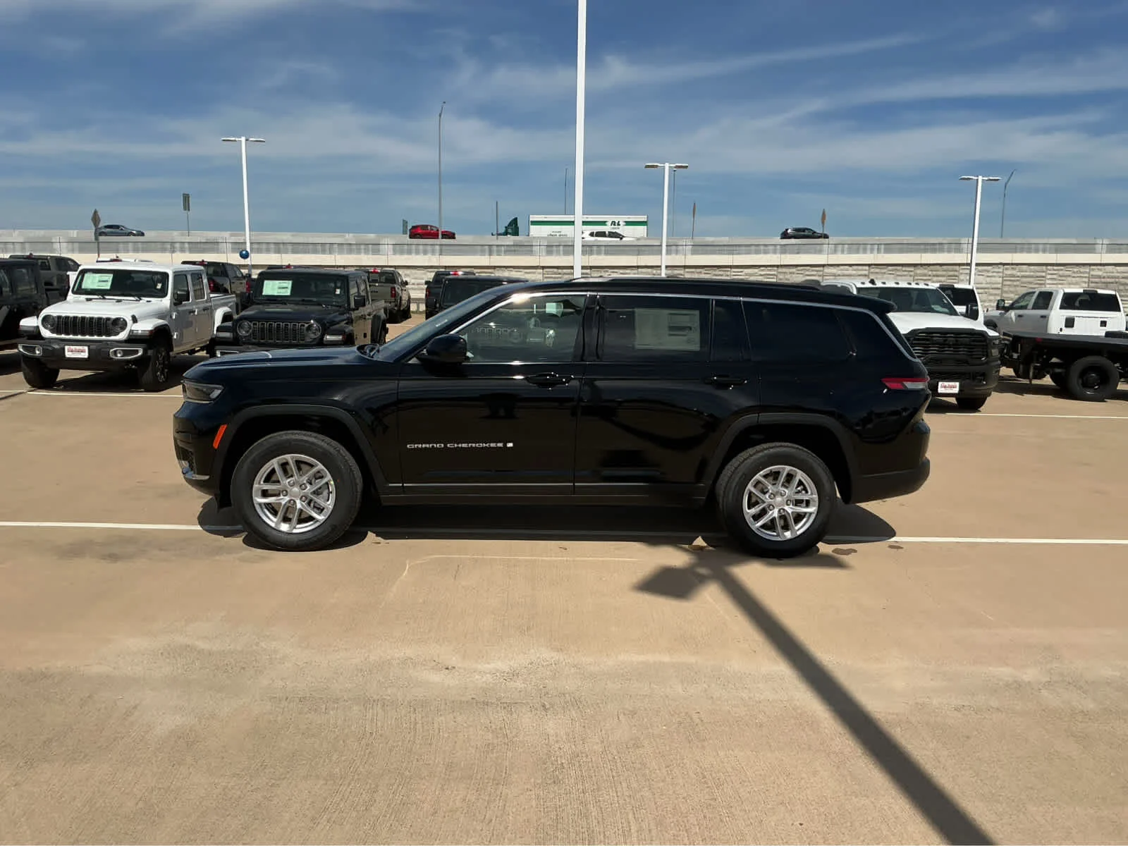 New 2026 Diamond Black Crystal Pearl-Coat Exterior Paint Jeep Laredo X image 10