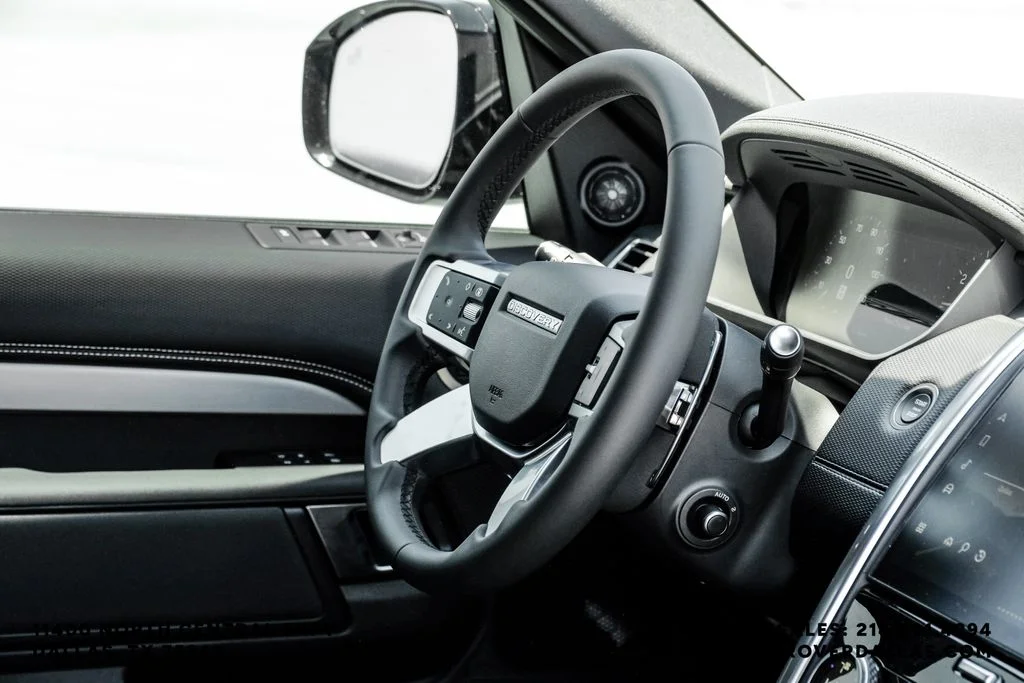 New 2026 Santorini Black Metallic Land Rover Dynamic SE image 14