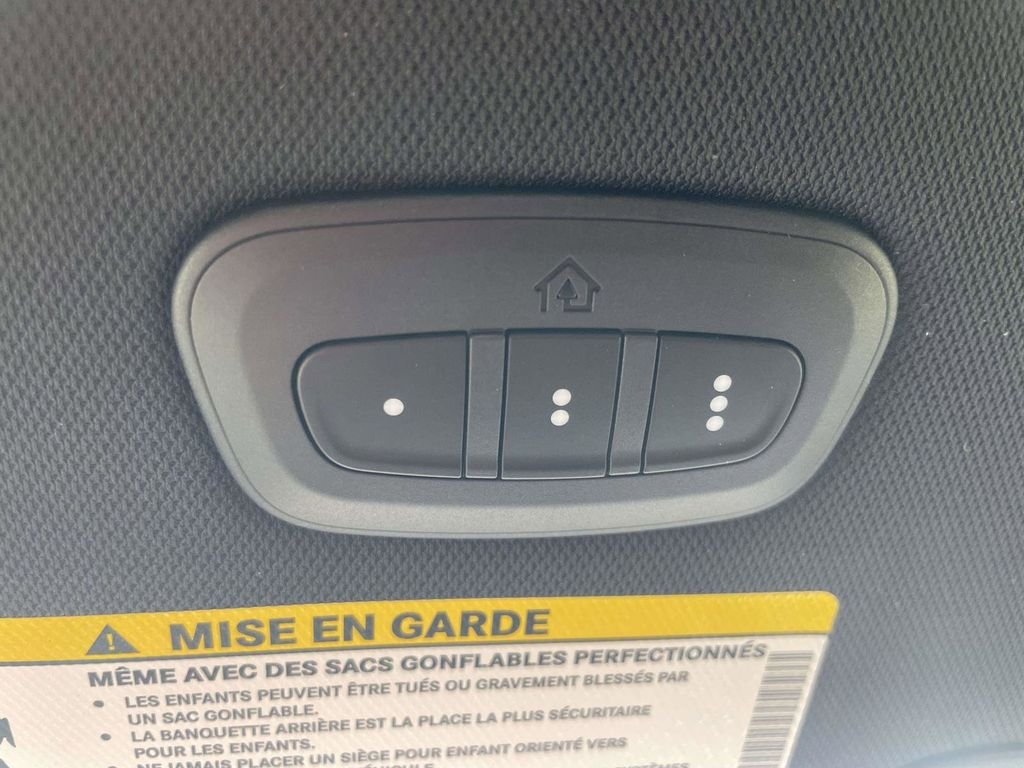 Used 2025 White Chrysler Select image 24
