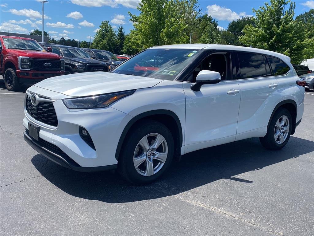 Used 2022 Wind Chill Pearl Toyota LE image 6