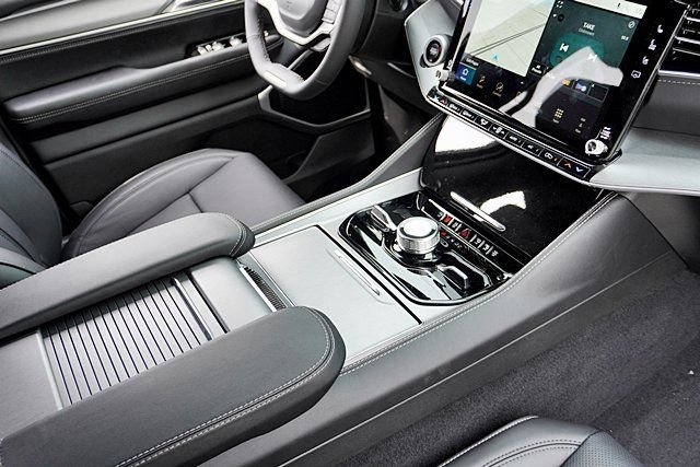 New 2026 Bright White Clear-Coat Exterior Paint Jeep Limited Reserve image 13