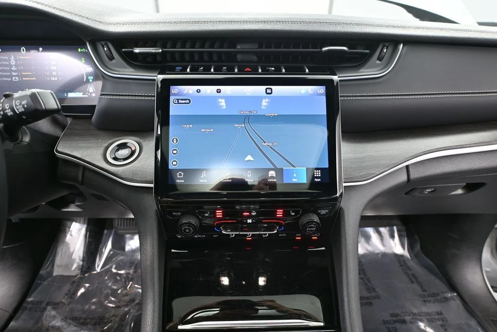 Used 2024 Silver Jeep 4xe image 25