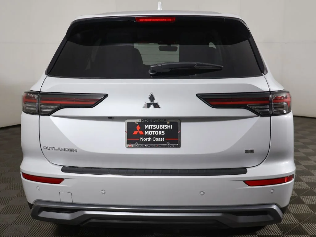 New 2026 White Mitsubishi SE image 14