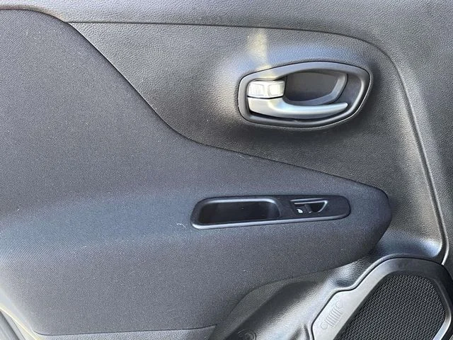 Used 2020 Gray Clearcoat Jeep Latitude image 10