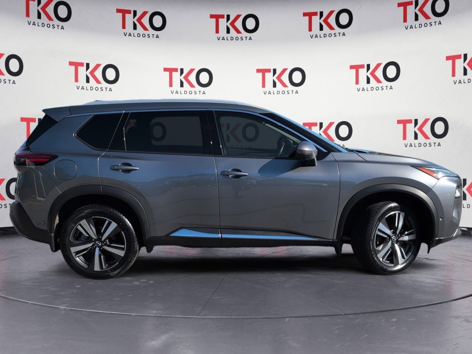 Used 2023 Gun Metallic Nissan SL image 3