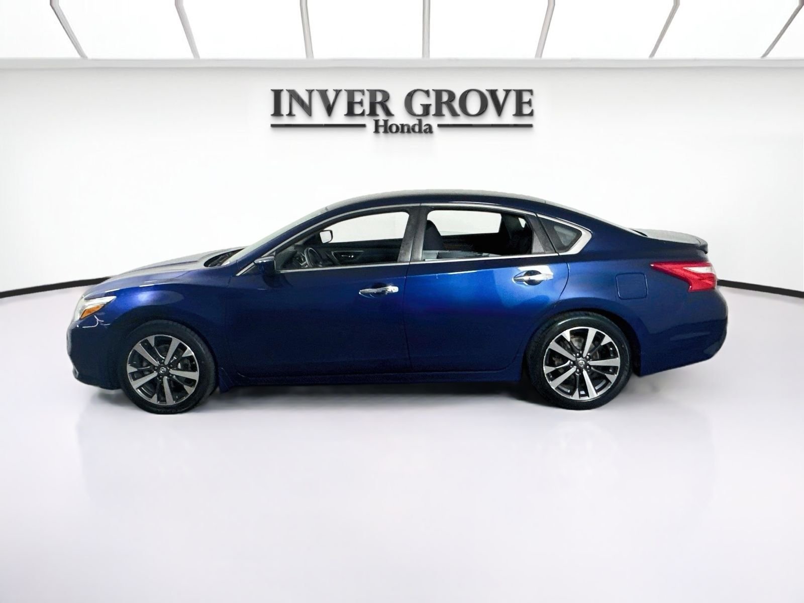Used 2016 Deep Blue Pearl Nissan 2.5 SR image 7