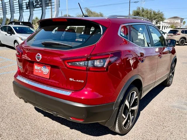 Used 2022 Red Nissan SL image 7
