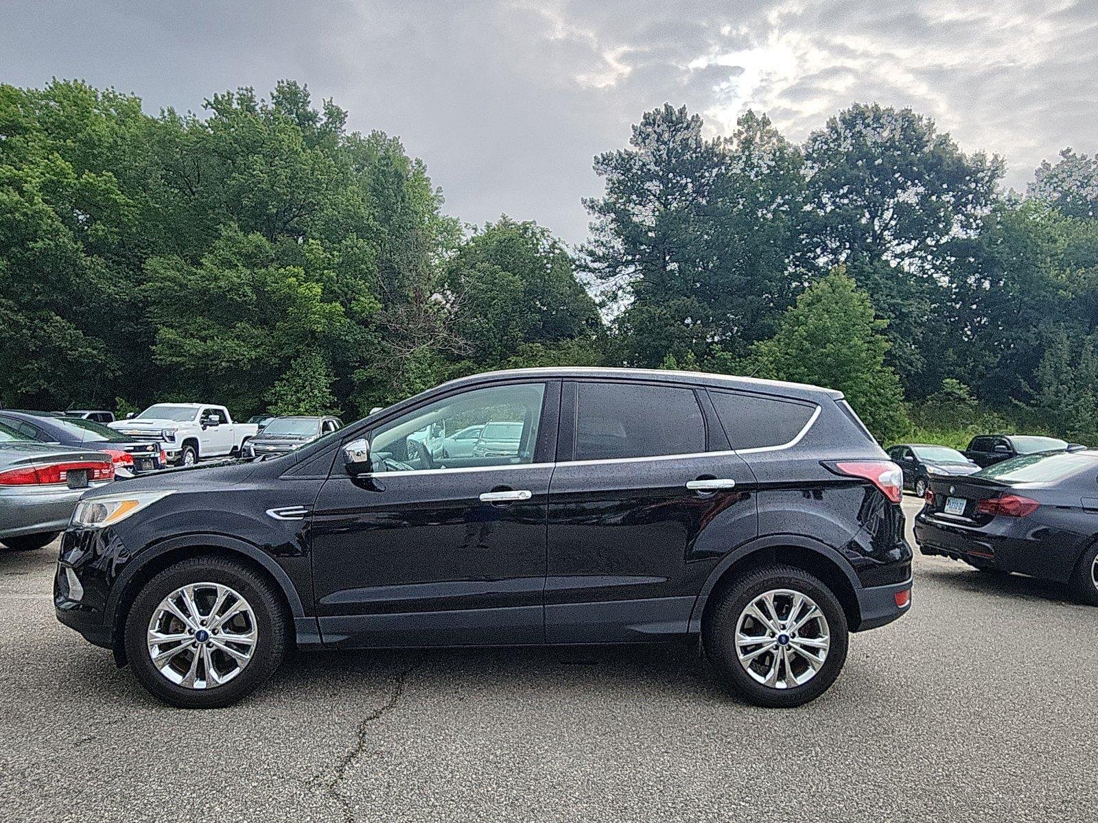 Used 2017 Ford Escape SE with VIN 1FMCU9GD1HUD89987 for sale in Hopewell, VA