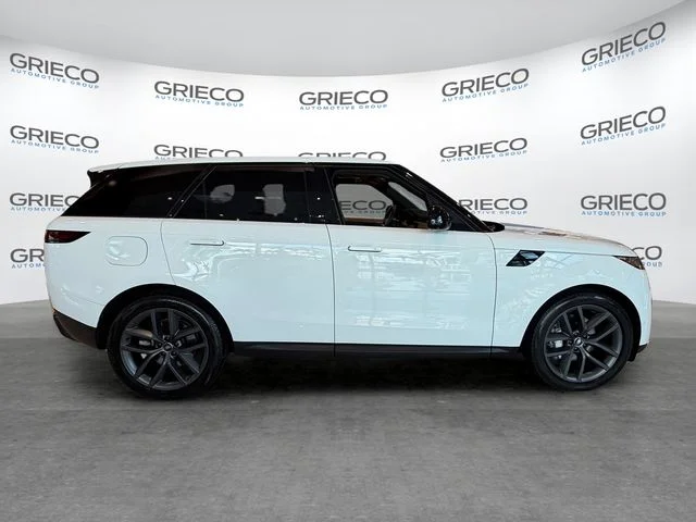 Used 2024 Fuji White Land Rover SE image 8