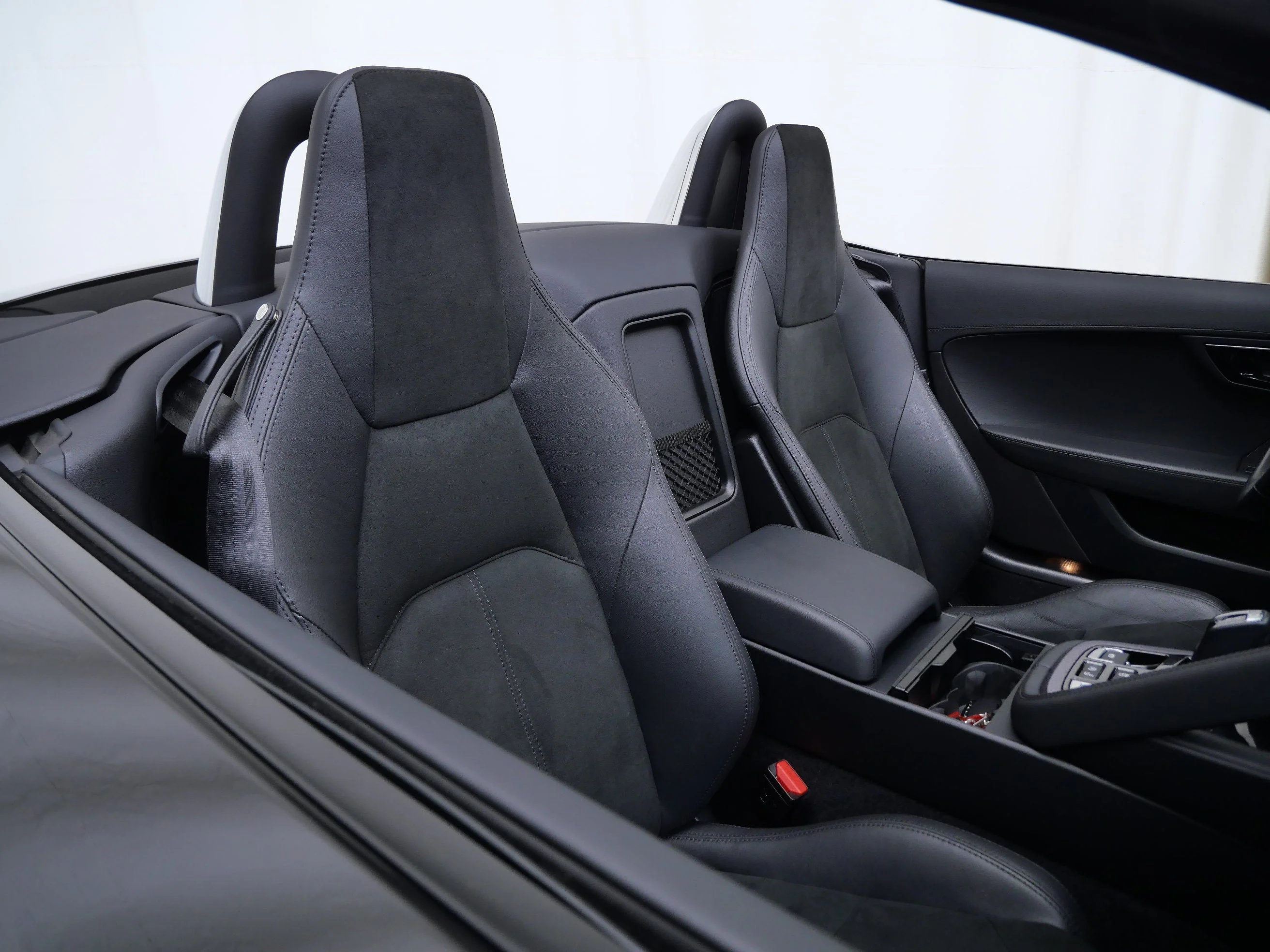 Used 2023  Jaguar P450 image 14