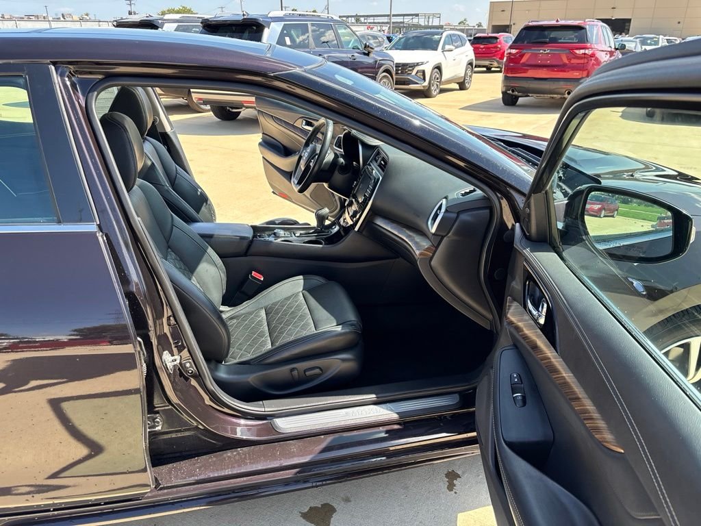Used 2016 Bordeaux Nissan Platinum image 31