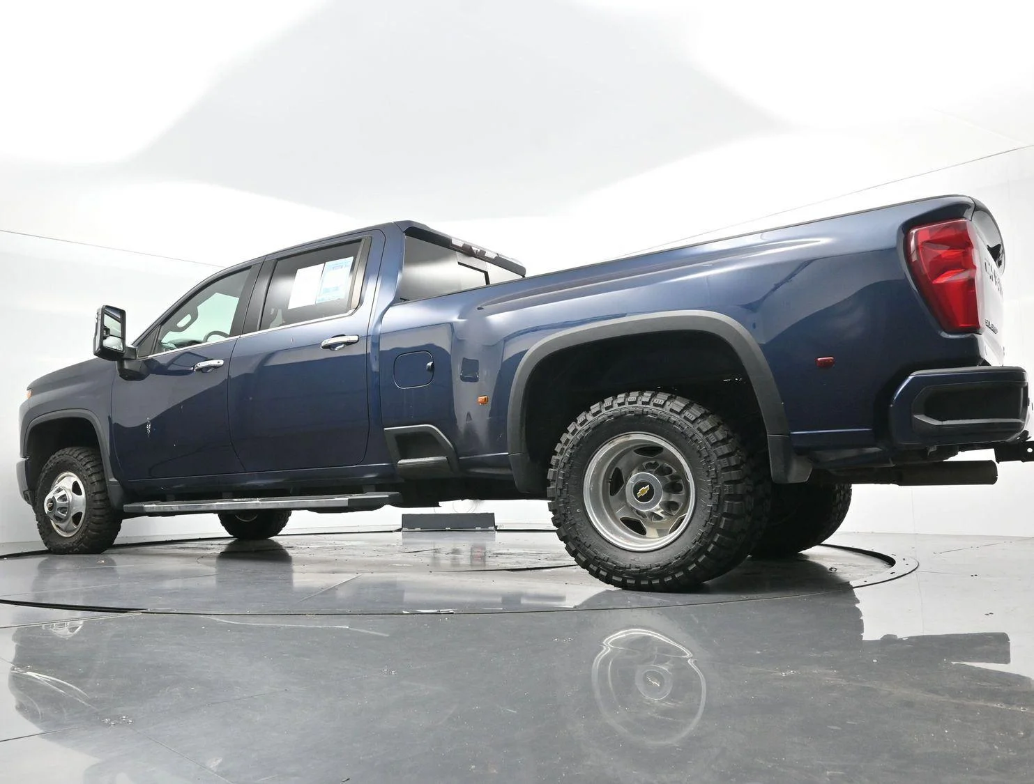Used 2023 Northsky Blue Metallic Chevrolet High Country image 43