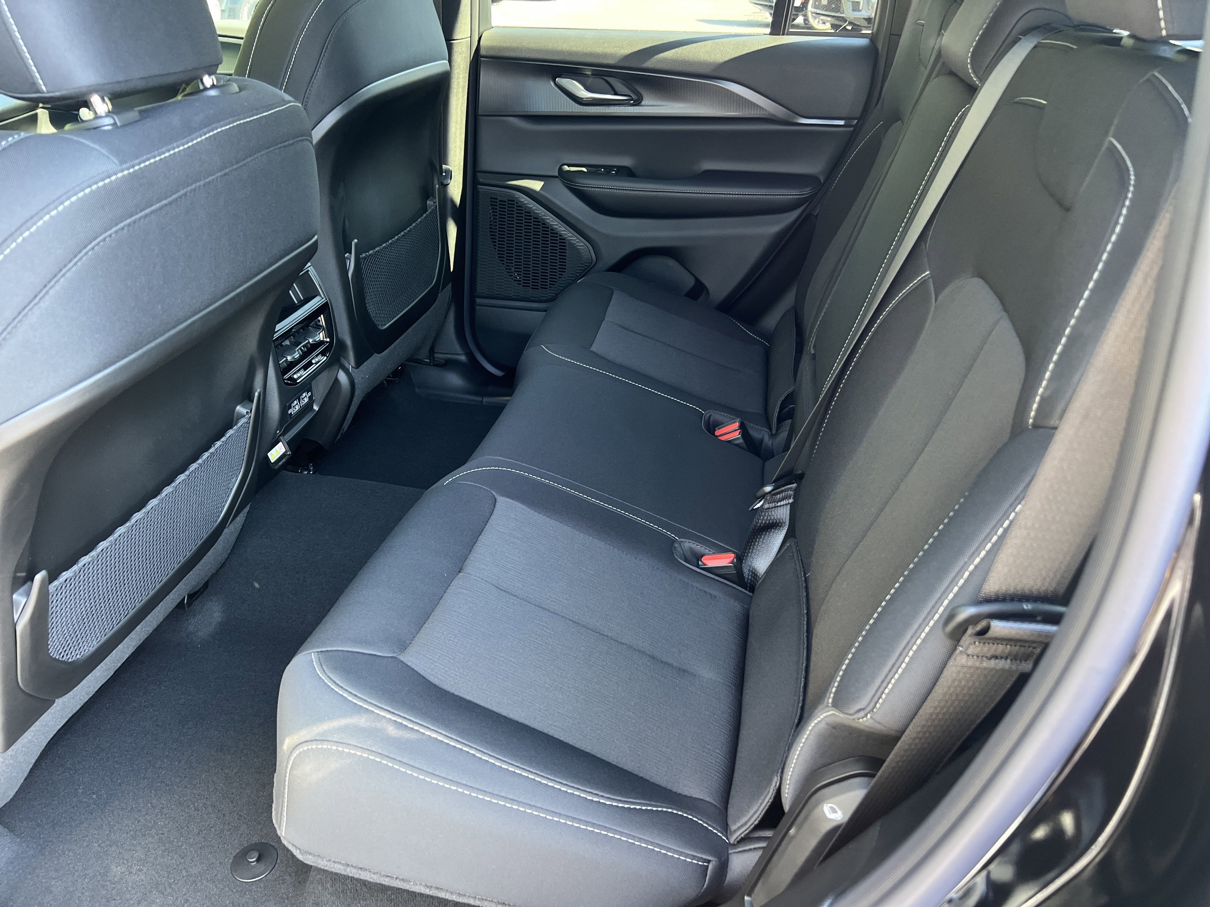 New 2026 Diamond Black Crystal Pearlcoat Jeep Laredo X image 18