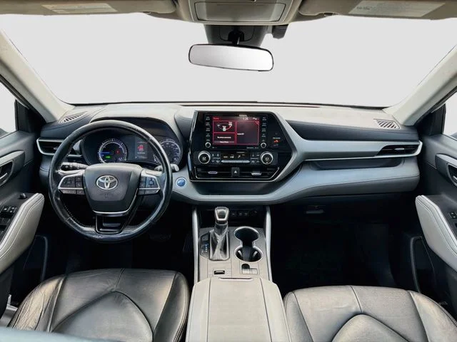Used 2020 White Toyota LE image 24