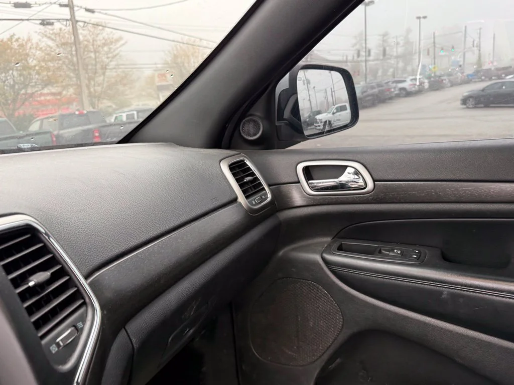 Used 2018 Silver Jeep Altitude image 21