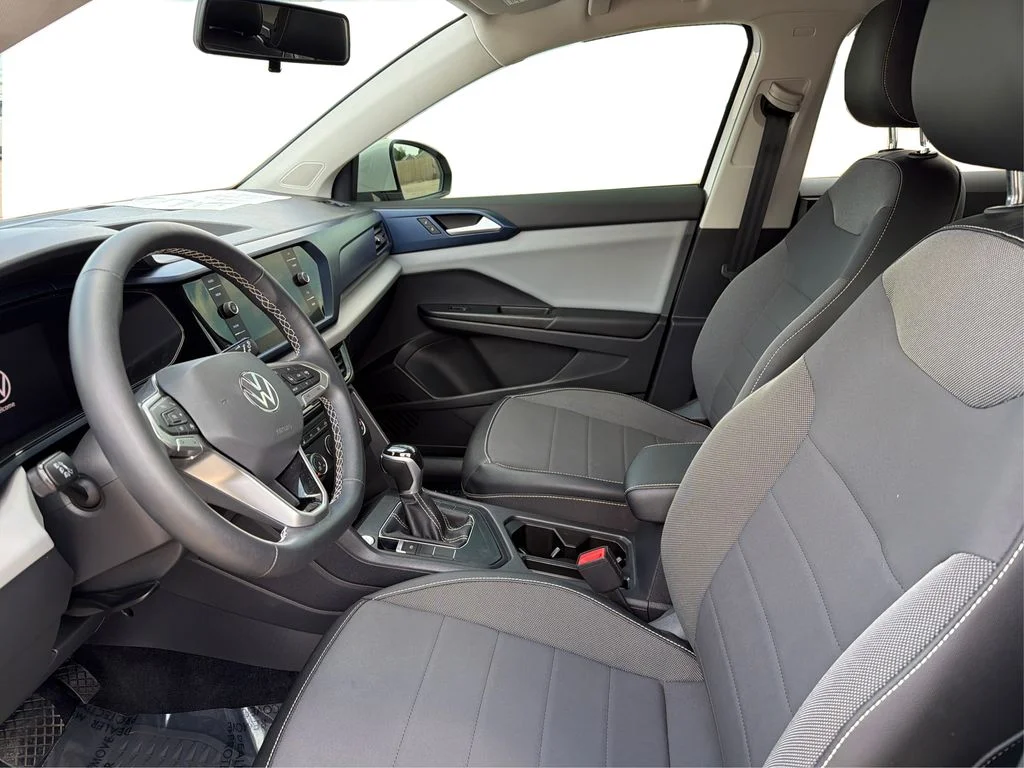 Used 2022 Pure White Volkswagen SE image 10
