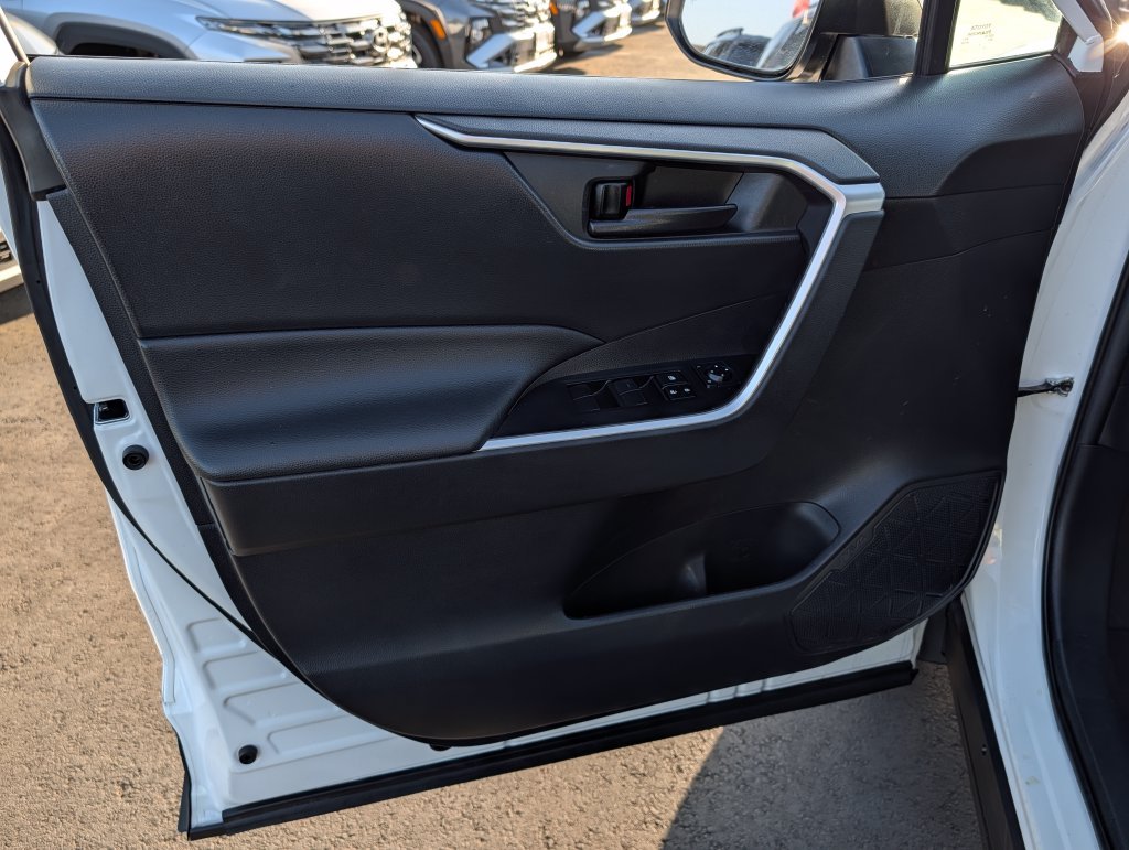 2021 Toyota RAV4 LE - Photo 16