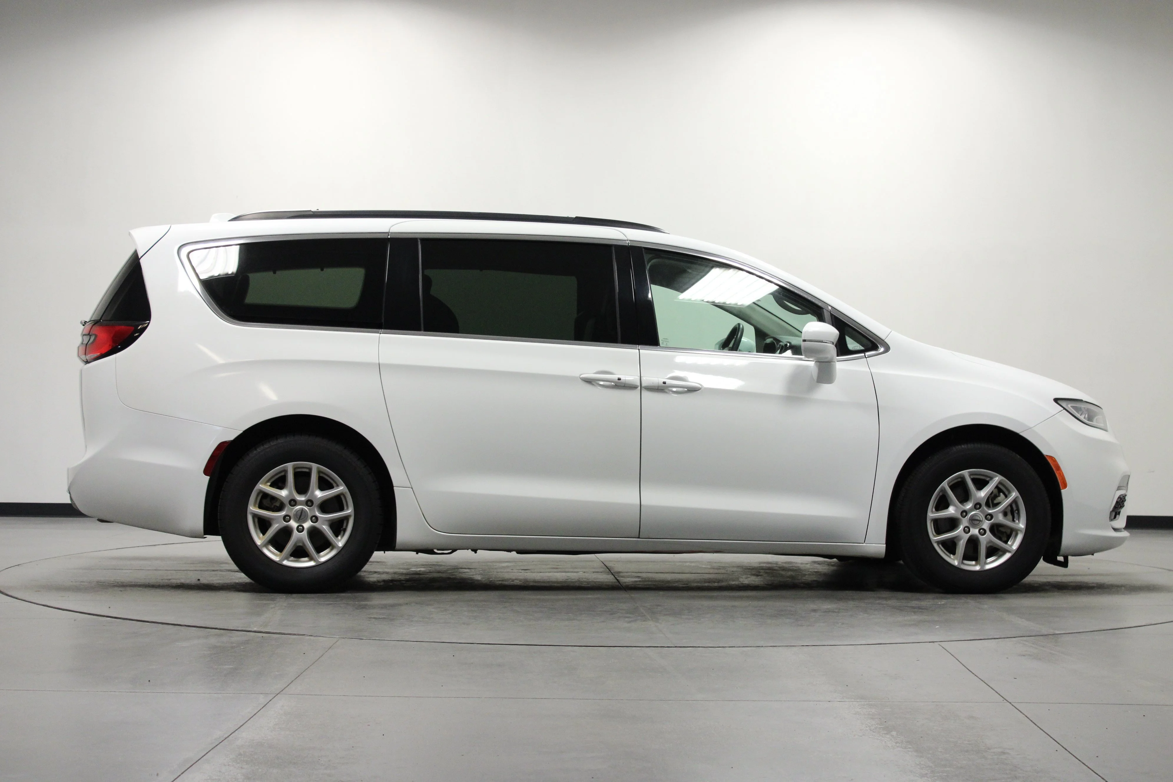 Used 2022 Bright White Clearcoat Chrysler Touring L image 3